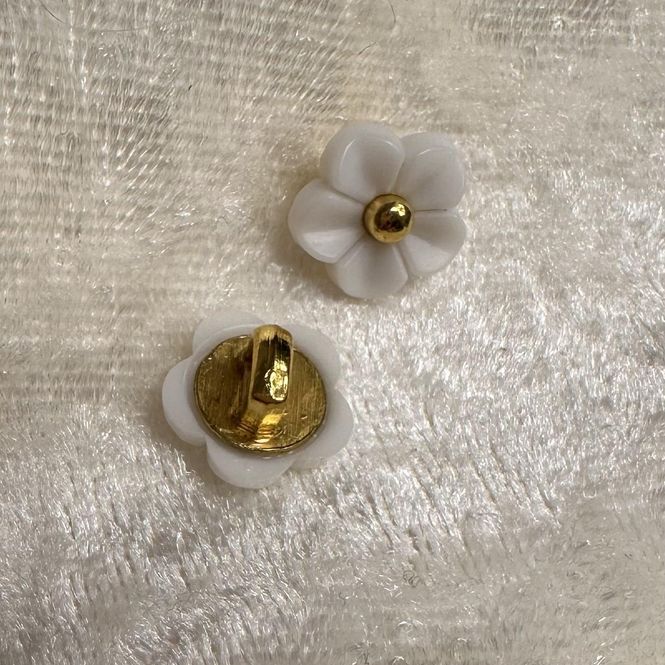 Hovedbilde Knapp  Liten hvit blomst med gulldetaljer 10 mm