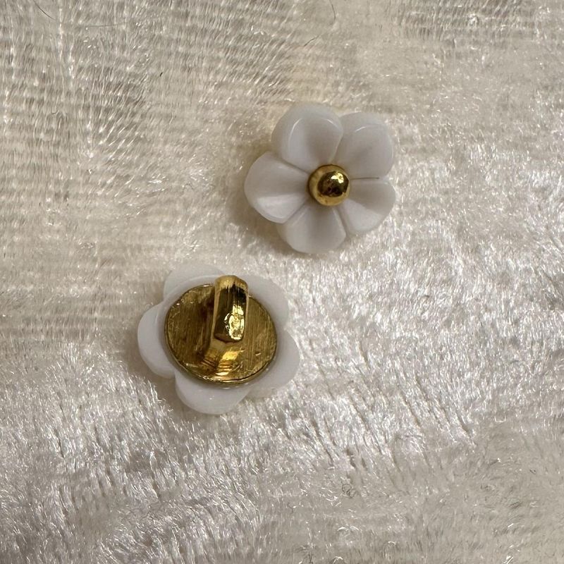 Knapp  Liten hvit blomst med gulldetaljer 10 mm