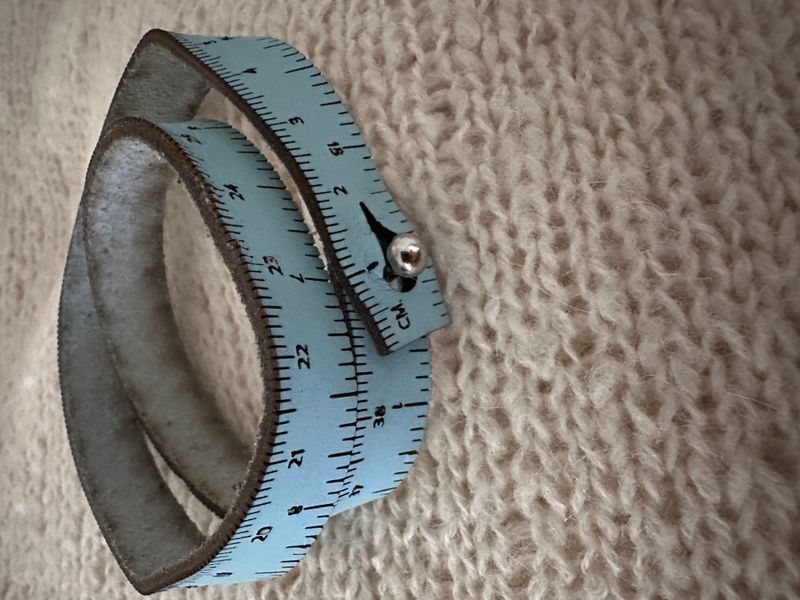 Målebånd armbånd skinn Lyseblå